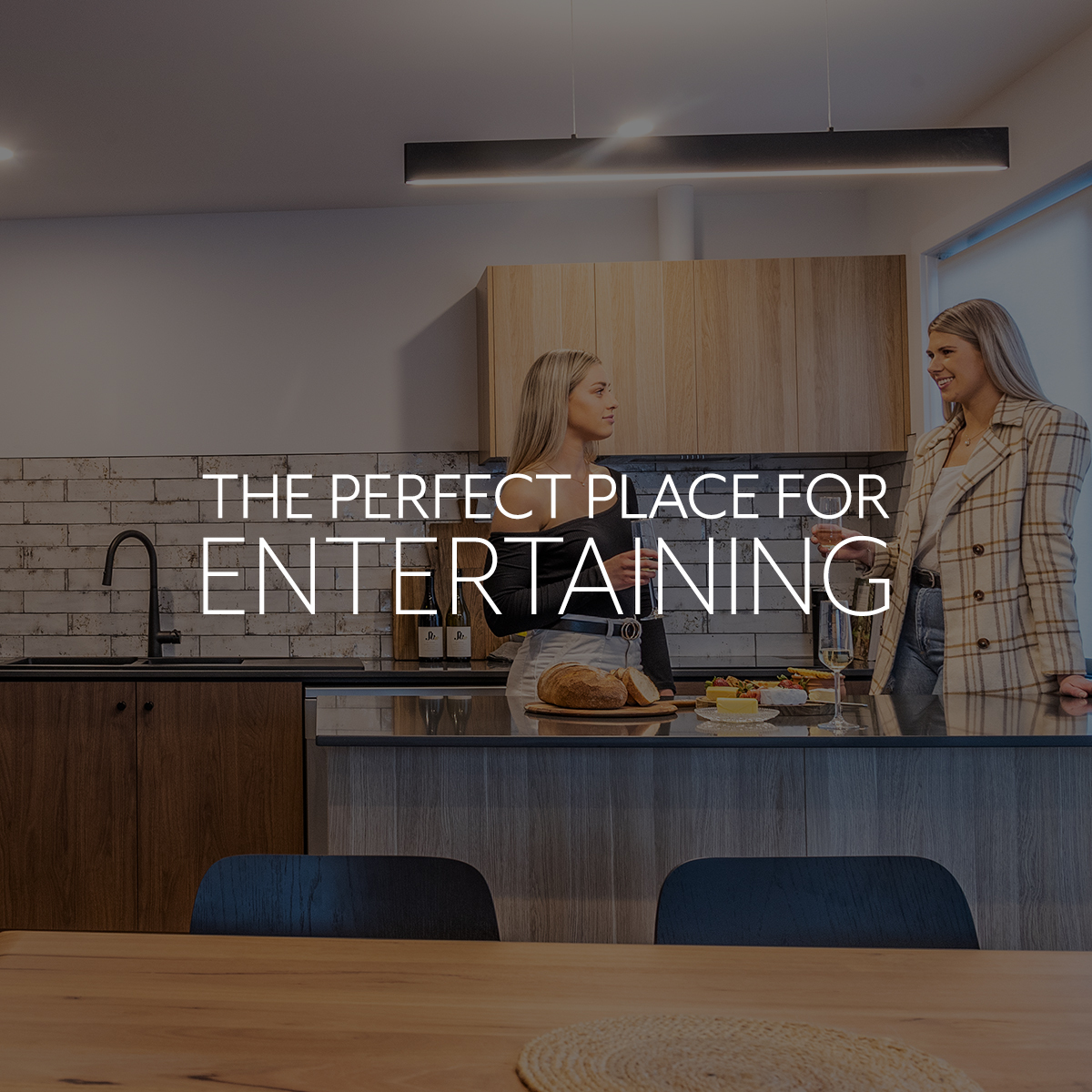 J006019 Duchess Social V1 Entertain